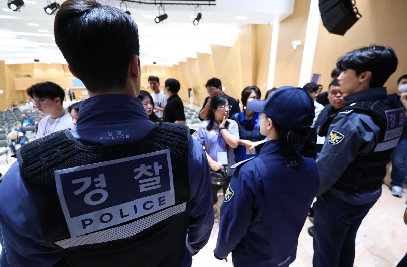 [서울=뉴시스] 최진석 기자 = 11일 서울 서대문구 경찰청 참수리홀에서 열린 시민과 함께하는 경찰복제개선 현장 시제품 시민 품평회에 앞서 시민평가단이 경찰복제 현장 시제품을 살펴보고 있다. 2025.08.11. myjs@newsis.com