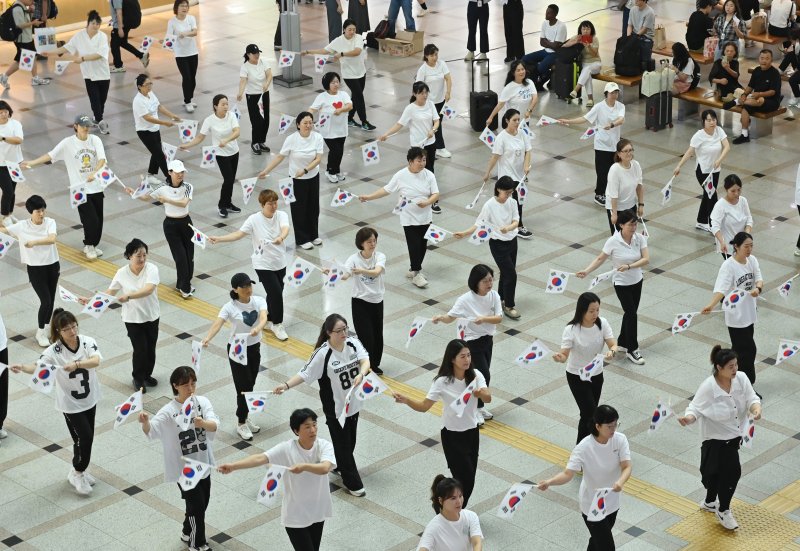[수원=뉴시스] 김종택 기자 = 제80주년 광복절을 나흘 앞둔 11일 경기 수원역 대합실에서 수원시 권선구 주민자치 프로그램 수강생들이 '광복 그날의 기쁨'을 재현하는 플래시몹 공연을 진행하고 있다. 2025.08.11. jtk@newsis.com