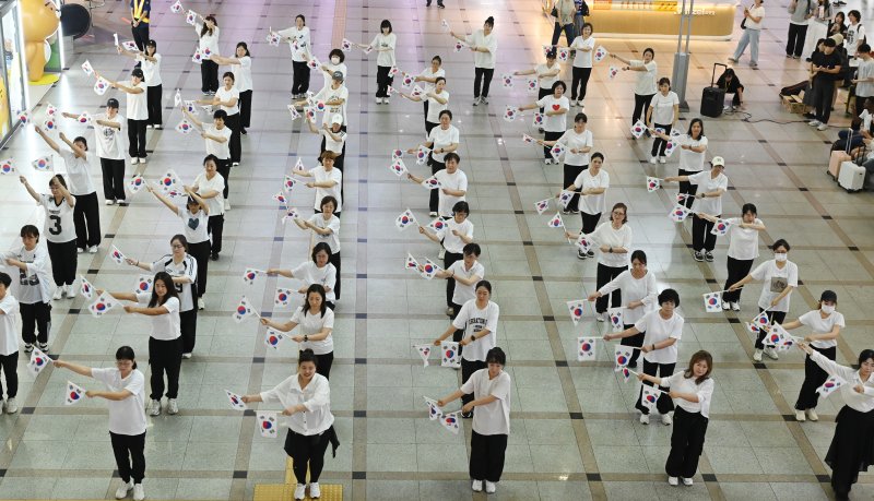 [수원=뉴시스] 김종택 기자 = 제80주년 광복절을 나흘 앞둔 11일 경기 수원역 대합실에서 수원시 권선구 주민자치 프로그램 수강생들이 '광복 그날의 기쁨'을 재현하는 플래시몹 공연을 진행하고 있다. 2025.08.11. jtk@newsis.com