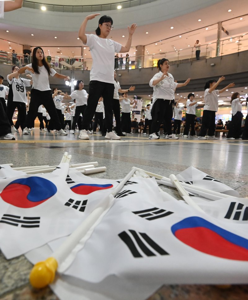 [수원=뉴시스] 김종택 기자 = 제80주년 광복절을 나흘 앞둔 11일 경기 수원역 대합실에서 수원시 권선구 주민자치 프로그램 수강생들이 '광복 그날의 기쁨'을 재현하는 플래시몹 공연을 진행하고 있다. 2025.08.11. jtk@newsis.com