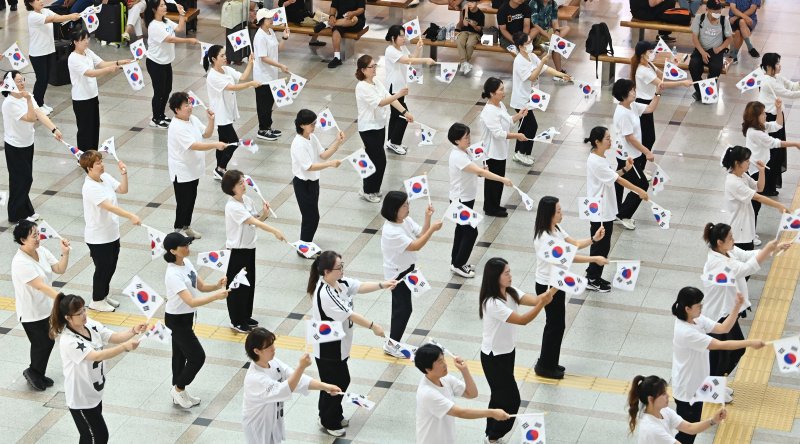 [수원=뉴시스] 김종택 기자 = 제80주년 광복절을 나흘 앞둔 11일 경기 수원역 대합실에서 수원시 권선구 주민자치 프로그램 수강생들이 '광복 그날의 기쁨'을 재현하는 플래시몹 공연을 진행하고 있다. 2025.08.11. jtk@newsis.com