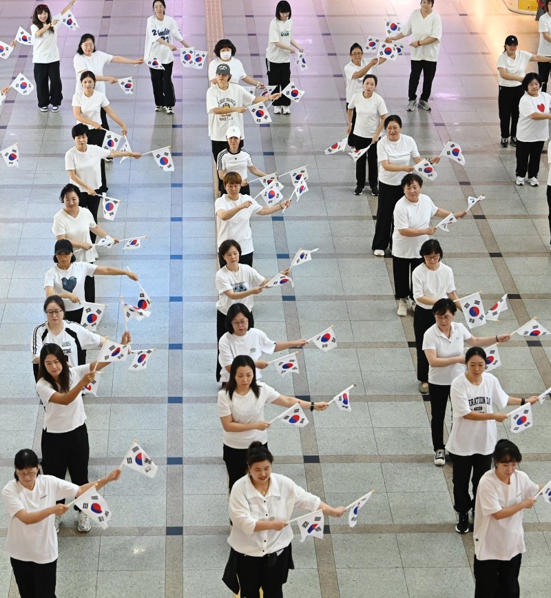 [수원=뉴시스] 김종택 기자 = 제80주년 광복절을 나흘 앞둔 11일 경기 수원역 대합실에서 수원시 권선구 주민자치 프로그램 수강생들이 '광복 그날의 기쁨'을 재현하는 플래시몹 공연을 진행하고 있다. 2025.08.11. jtk@newsis.com