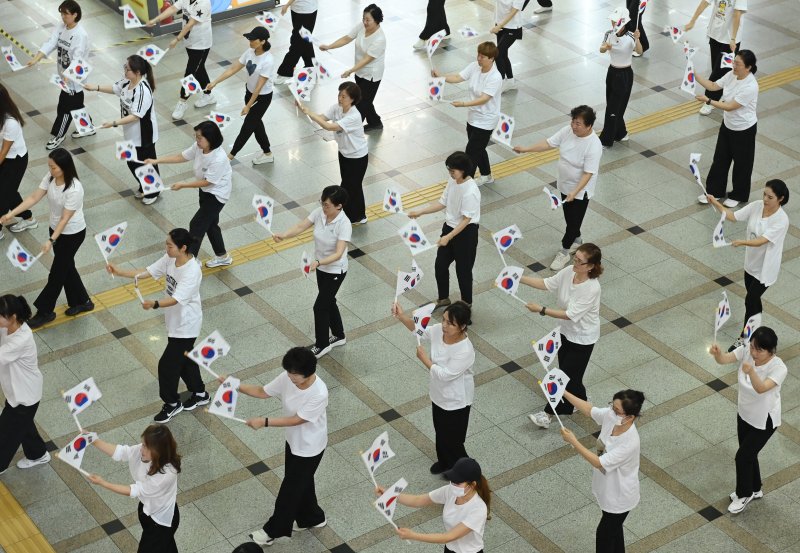 [수원=뉴시스] 김종택 기자 = 제80주년 광복절을 나흘 앞둔 11일 경기 수원역 대합실에서 수원시 권선구 주민자치 프로그램 수강생들이 '광복 그날의 기쁨'을 재현하는 플래시몹 공연을 진행하고 있다. 2025.08.11. jtk@newsis.com