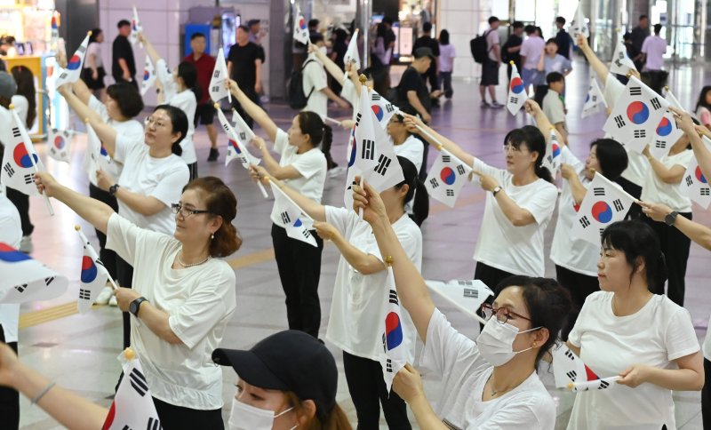 [수원=뉴시스] 김종택 기자 = 제80주년 광복절을 나흘 앞둔 11일 경기 수원역 대합실에서 수원시 권선구 주민자치 프로그램 수강생들이 '광복 그날의 기쁨'을 재현하는 플래시몹 공연을 진행하고 있다. 2025.08.11. jtk@newsis.com