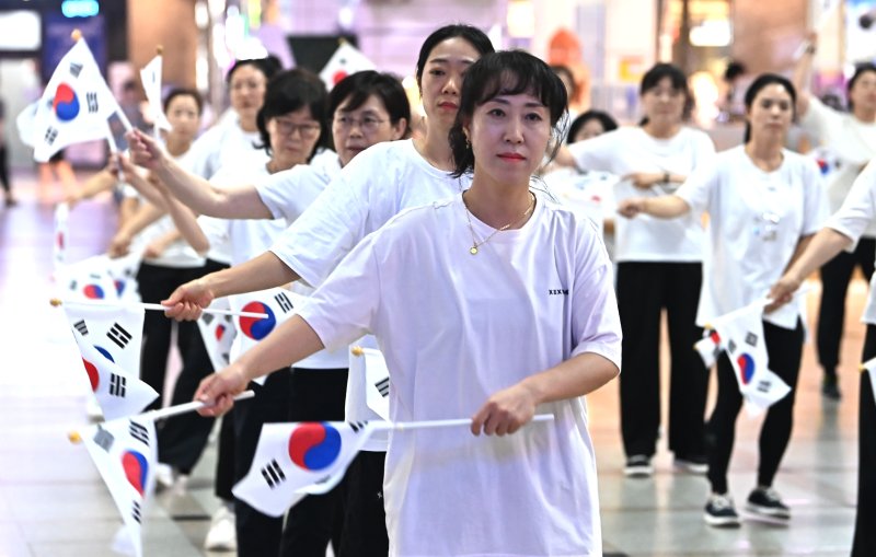[수원=뉴시스] 김종택 기자 = 제80주년 광복절을 나흘 앞둔 11일 경기 수원역 대합실에서 수원시 권선구 주민자치 프로그램 수강생들이 '광복 그날의 기쁨'을 재현하는 플래시몹 공연을 진행하고 있다. 2025.08.11. jtk@newsis.com