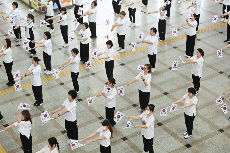 [수원=뉴시스] 김종택 기자 = 제80주년 광복절을 나흘 앞둔 11일 경기 수원역 대합실에서 수원시 권선구 주민자치 프로그램 수강생들이 '광복 그날의 기쁨'을 재현하는 플래시몹 공연을 진행하고 있다. 2025.08.11. jtk@newsis.com
