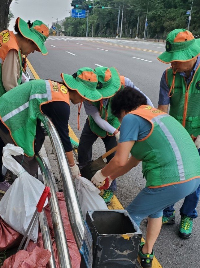 [오산=뉴시스] 경기 오산시 지역자율방재단이 도로변 배수로와 빗물받이를 정비 작업 모습. (사진=오산시 제공) 2025.08.11. photo@newsis.com