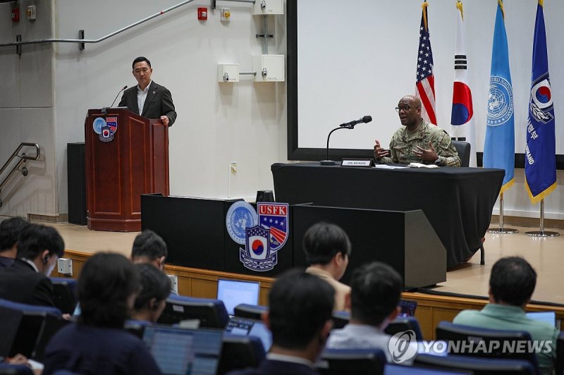 기자간담회 하는 주한미군사령관 (출처=연합뉴스)