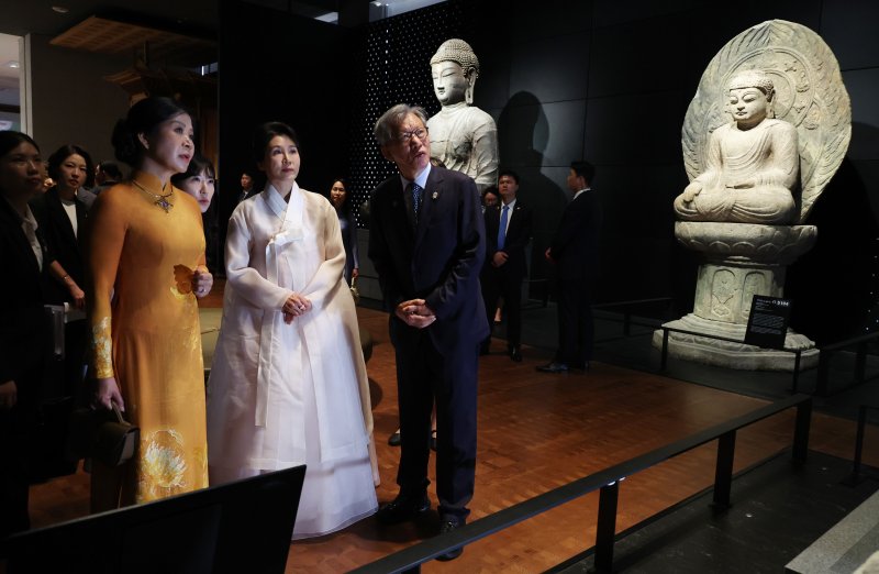 [서울=뉴시스] 고범준 기자 = 김혜경 여사와 또 럼 베트남 당 서기장의 배우자 응오 프엉 리 여사가 11일 서울 용산 국립중앙박물관을 방문해 전시품을 관람하고 있다. (대통령실통신사진기자단) 2025.08.11. bjko@newsis.com