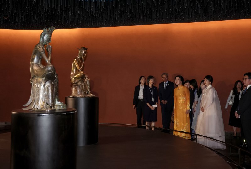 [서울=뉴시스] 고범준 기자 = 김혜경 여사와 또 럼 베트남 당 서기장의 배우자 응오 프엉 리 여사가 11일 서울 용산 국립중앙박물관을 방문해 반가사유상을 관람하고 있다. (대통령실통신사진기자단) 2025.08.11. bjko@newsis.com