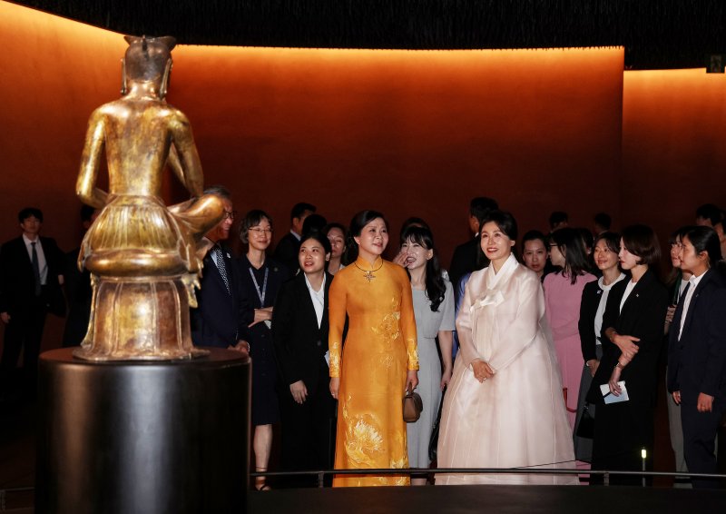 [서울=뉴시스] 고범준 기자 = 김혜경 여사와 또 럼 베트남 당 서기장의 배우자 응오 프엉 리 여사가 11일 서울 용산 국립중앙박물관을 방문해 반가사유상을 관람하고 있다. (대통령실통신사진기자단) 2025.08.11. bjko@newsis.com