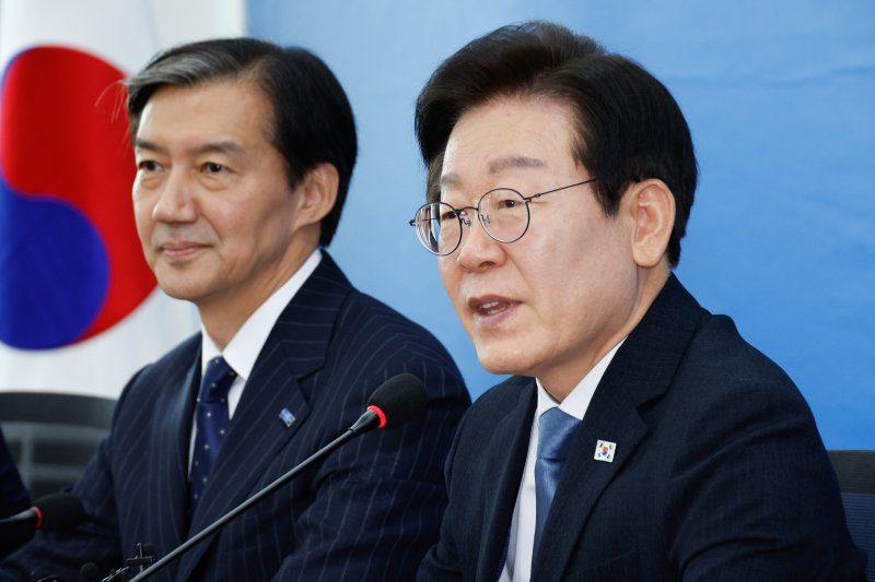 이재명 대통령이 지난해 8월 21일 더불어민주당 대표 시절 서울 여의도 국회에서 조국 당시 조국혁신당 대표를 만난 모습. 뉴스1