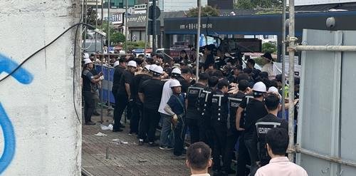 아카데미극장 대치 상황 (출처=연합뉴스)