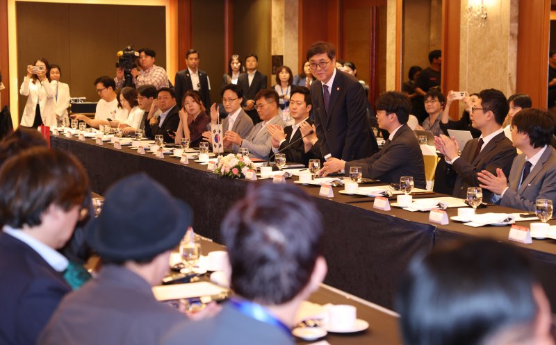 최휘영 문화체육관광부 장관이 11일 서울 중구 롯데호텔에서 열린 한-베트남 문화 산업 발전 협력 간담회에 참석해 인사하고 있다.(제공 문화체육관광부)