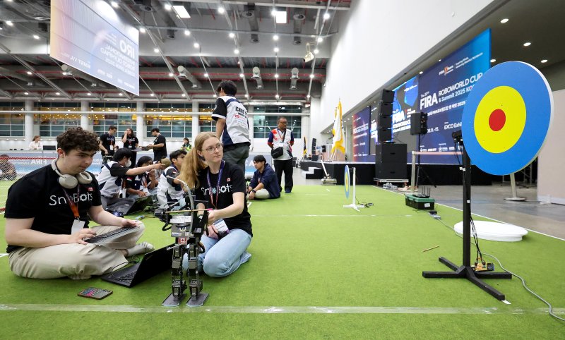 [대구=뉴시스] 이무열 기자 = 11일 대구 북구 엑스코에서 열린 ‘제30회 FIRA 로보월드컵 앤 써밋 2025 한국’에 출전한 참가자들이 경기에 앞서 로봇을 점검하고 있다. 올해 30주년을 맞은 ‘FIRA 로보월드컵 앤 써밋’에는 미국, 영국, 독일, 캐나다, 러시아, 중국, 대만, 이란, 브라질 등 전 세계 17개국 900여 명의 로봇 유망주들이 참가해 직접 프로그래밍한 로봇으로 열띤 경쟁을 펼친다. 2025.08.11. lmy@newsis.com