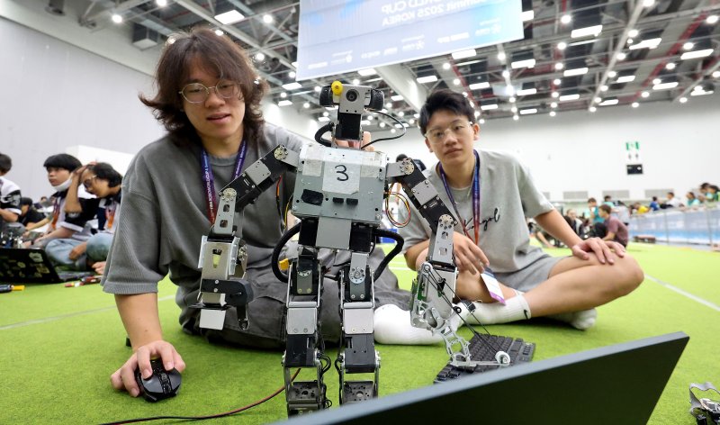 [대구=뉴시스] 이무열 기자 = 11일 대구 북구 엑스코에서 열린 ‘제30회 FIRA 로보월드컵 앤 써밋 2025 한국’에 출전한 참가자들이 경기에 앞서 로봇을 점검하고 있다. 올해 30주년을 맞은 ‘FIRA 로보월드컵 앤 써밋’에는 미국, 영국, 독일, 캐나다, 러시아, 중국, 대만, 이란, 브라질 등 전 세계 17개국 900여 명의 로봇 유망주들이 참가해 직접 프로그래밍한 로봇으로 열띤 경쟁을 펼친다. 2025.08.11. lmy@newsis.com