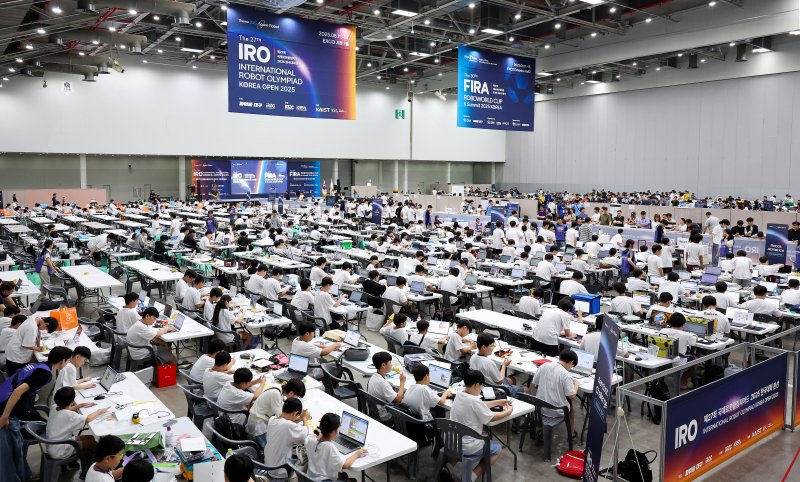 [대구=뉴시스] 이무열 기자 = 11일 대구 북구 엑스코에서 열린 ‘제30회 FIRA 로보월드컵 앤 써밋 2025 한국’과 ‘2025 국제로봇올림피아드 한국대회 본선’에 출전한 참가자들이 경기에 앞서 로봇을 점검하고 있다. 2025.08.11. lmy@newsis.com