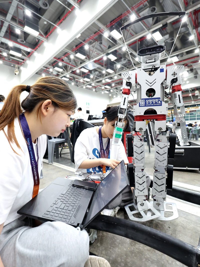 [대구=뉴시스] 이무열 기자 = 11일 대구 북구 엑스코에서 열린 ‘제30회 FIRA 로보월드컵 앤 써밋 2025 한국’에 출전한 참가자들이 경기에 앞서 로봇을 점검하고 있다. 올해 30주년을 맞은 ‘FIRA 로보월드컵 앤 써밋’에는 미국, 영국, 독일, 캐나다, 러시아, 중국, 대만, 이란, 브라질 등 전 세계 17개국 900여 명의 로봇 유망주들이 참가해 직접 프로그래밍한 로봇으로 열띤 경쟁을 펼친다. 2025.08.11. lmy@newsis.com