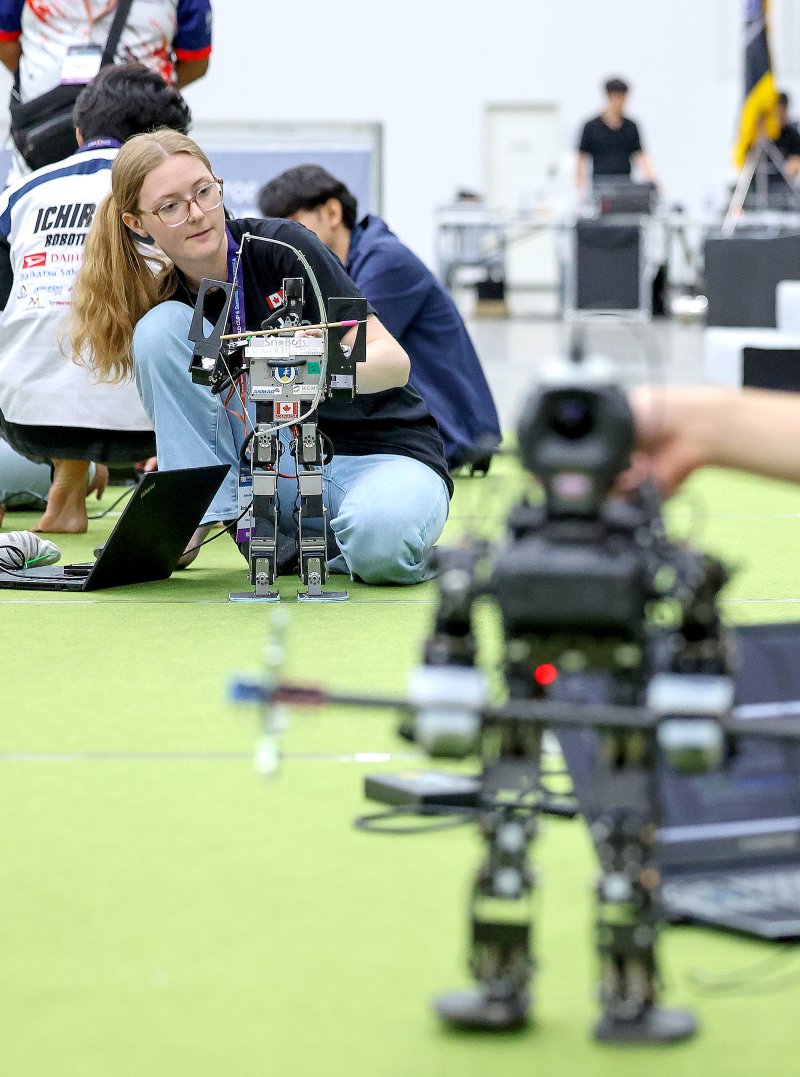 [대구=뉴시스] 이무열 기자 = 11일 대구 북구 엑스코에서 열린 ‘제30회 FIRA 로보월드컵 앤 써밋 2025 한국’에 출전한 참가자들이 경기에 앞서 로봇을 점검하고 있다. 올해 30주년을 맞은 ‘FIRA 로보월드컵 앤 써밋’에는 미국, 영국, 독일, 캐나다, 러시아, 중국, 대만, 이란, 브라질 등 전 세계 17개국 900여 명의 로봇 유망주들이 참가해 직접 프로그래밍한 로봇으로 열띤 경쟁을 펼친다. 2025.08.11. lmy@newsis.com