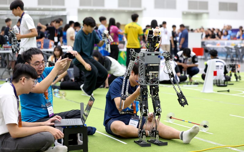 [대구=뉴시스] 이무열 기자 = 11일 대구 북구 엑스코에서 열린 ‘제30회 FIRA 로보월드컵 앤 써밋 2025 한국’에 출전한 참가자들이 경기에 앞서 로봇을 점검하고 있다. 올해 30주년을 맞은 ‘FIRA 로보월드컵 앤 써밋’에는 미국, 영국, 독일, 캐나다, 러시아, 중국, 대만, 이란, 브라질 등 전 세계 17개국 900여 명의 로봇 유망주들이 참가해 직접 프로그래밍한 로봇으로 열띤 경쟁을 펼친다. 2025.08.11. lmy@newsis.com