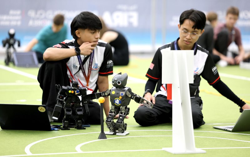 [대구=뉴시스] 이무열 기자 = 11일 대구 북구 엑스코에서 열린 ‘제30회 FIRA 로보월드컵 앤 써밋 2025 한국’에 출전한 참가자들이 경기에 앞서 로봇을 점검하고 있다. 올해 30주년을 맞은 ‘FIRA 로보월드컵 앤 써밋’에는 미국, 영국, 독일, 캐나다, 러시아, 중국, 대만, 이란, 브라질 등 전 세계 17개국 900여 명의 로봇 유망주들이 참가해 직접 프로그래밍한 로봇으로 열띤 경쟁을 펼친다. 2025.08.11. lmy@newsis.com