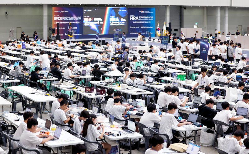 [대구=뉴시스] 이무열 기자 = 11일 대구 북구 엑스코에서 열린 ‘제30회 FIRA 로보월드컵 앤 써밋 2025 한국’과 ‘2025 국제로봇올림피아드 한국대회 본선’에 출전한 참가자들이 경기에 앞서 로봇을 점검하고 있다. 2025.08.11. lmy@newsis.com