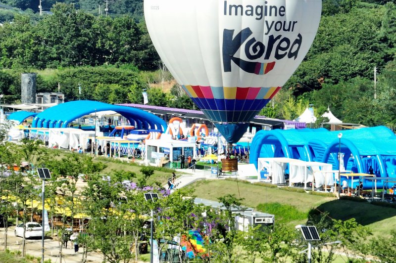 27일 강원 인제군 남면 빙어호 일원에서 열리고 있는 ‘여름愛 인제愛 빠지다’ 축제장 모습. 약 1300평 규모의 대형 물놀이장에서 워터슬라이드 등 다양한 놀이시설을 비롯 수상레저 체험, 육상 액티비티 체험이 운영되는 이번 축제는 8월 10일까지 이어진다. (인제군 제공. 재사용 및 DB금지) 2025.7.27/뉴스1 ⓒ News1 이종재 기자