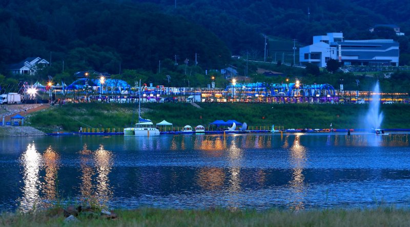 지난 1일 강원 인제군의 여름 축제인 ‘여름愛 인제愛 빠지다’가 인제군 남면 빙어호 일원에서 열리고 있다. 약 1300평 규모의 대형 물놀이장에서 워터슬라이드 등 다양한 놀이시설을 비롯 수상레저 체험, 육상 액티비티 체험이 운영되는 이번 축제는 8월 10일까지 이어진다. (인제군 제공. 재사용 및 DB금지) 2025.8.2/뉴스1 ⓒ News1 이종재 기자