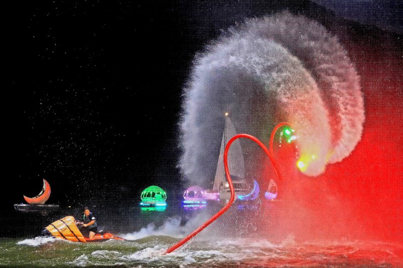 지난 9일 밤 강원 인제군의 여름 축제인 ‘여름愛 인제愛 빠지다’ 가 열린 빙어호에서 인제 출신 플라이보드 세계챔피언 박진민 선수가 관광객들에게 야간 공연을 선보이고 있다.(인제군 제공. 재사용 및 DB금지) 2025.8.10/뉴스1 ⓒ News1 이종재 기자