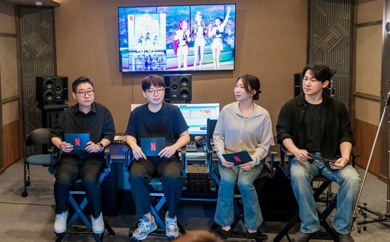 넷플릭스 '케이팝 데몬 헌터스' 더빙 작업에 참석한 픽셀로직코리아 김민수 디렉터, 픽셀로직코리아 김형석PD, 신나리 성우, 민승우 성우(왼쪽부터). 넷플릭스 제공