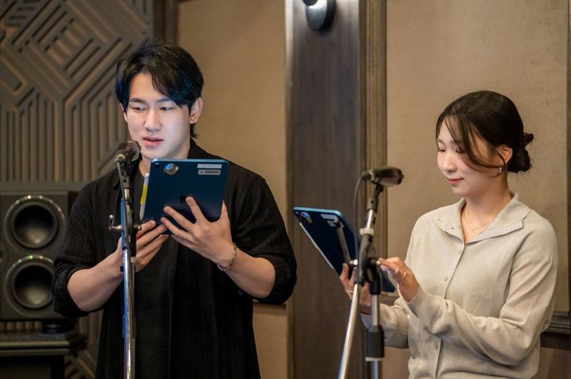 신나리(오른쪽), 민승우 성우가 11일 서울 마포구 픽셀로직코리아에서 열린 ‘해외 콘텐츠 한국어 더빙 이야기’에서 '케이팝 데몬 헌터스' 더빙 시연을 선보이고 있다. 넷플릭스 제공