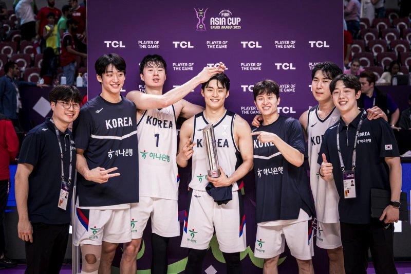 레바논전 최우수선수 유기상과 남자농구 대표팀 (출처=연합뉴스)
