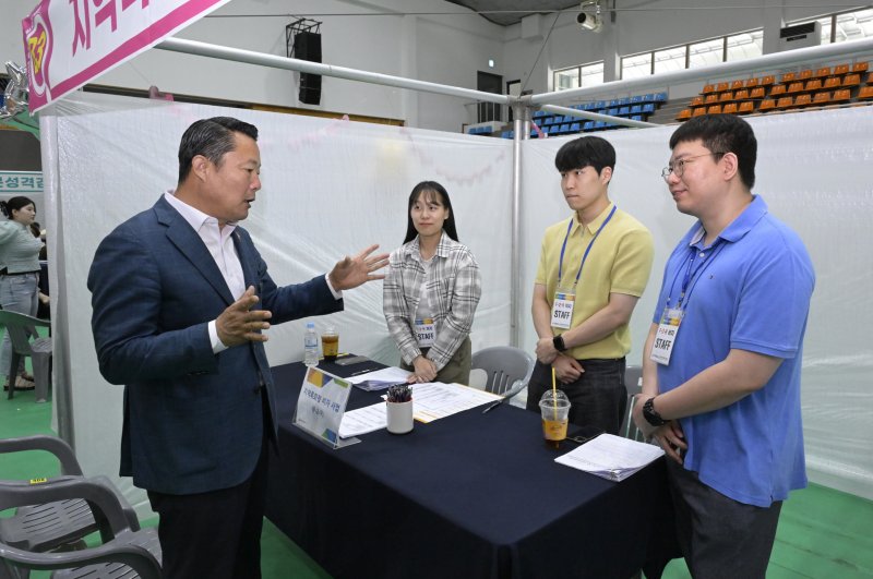 지난해 열린 '2024년 순창군 일 구하는 날' 취업박람회에서 최영일 군수가 행사 참여 기업 관계자들과 대화를 나누고 있다.(순창군 제공. 재판매 및 DB금지)/뉴스1