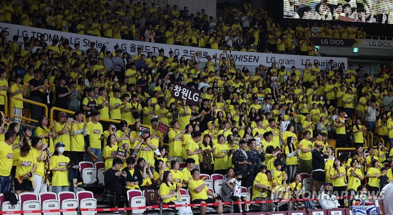 창원 LG 응원 열기 (출처=연합뉴스)
