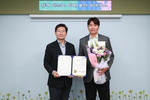 용인FC의 테크니컬 디렉터로 선임된 이동국(오른쪽). (출처=연합뉴스)