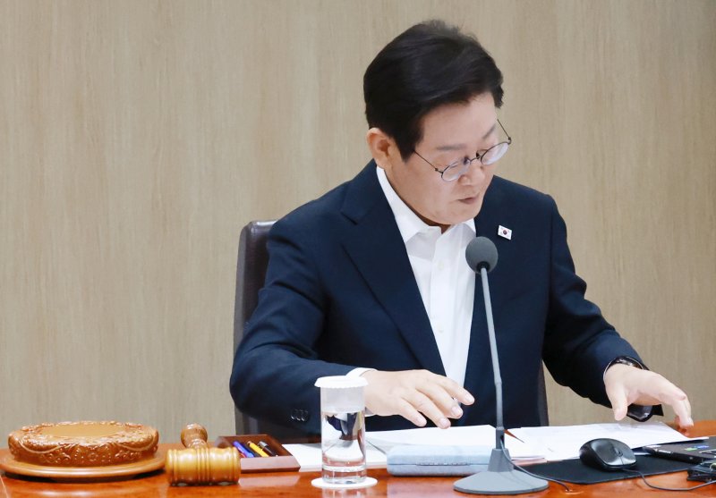 바카라사이트 소개 대통령이 11일 서울 용산 대통령실 청사에서 열린 임시 국무회의에서 심의 의안을 살펴보고 있다. (대통령실통신사진기자단) /사진=뉴시스