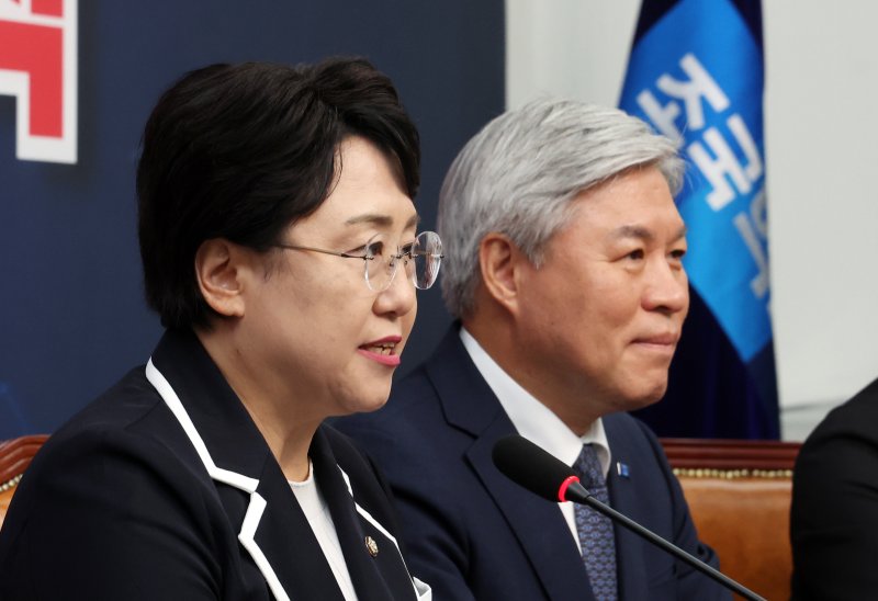 [서울=뉴시스] 김명년 기자 = 김선민 조국혁신당 대표 권한대행이 11일 오후 서울 여의도 국회에서 기자회견을 열고 조국 전 대표 사면과 관련해 입장을 밝히고 있다. 2025.08.11. kmn@newsis.com