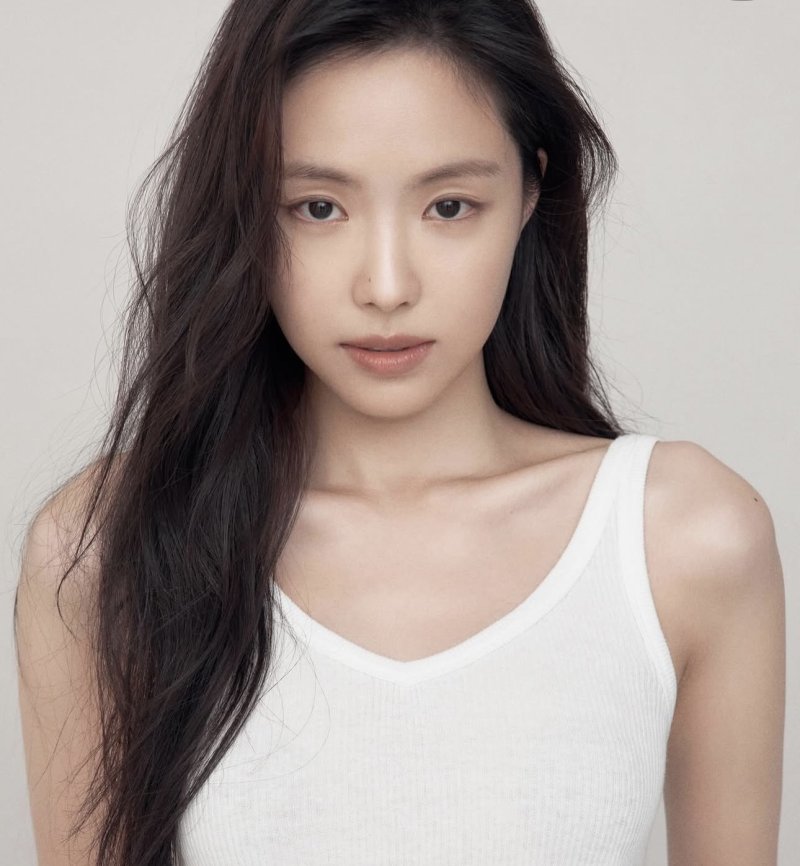 손나은 흰티&middot;청바지로 완성한 미모…성숙미 물씬