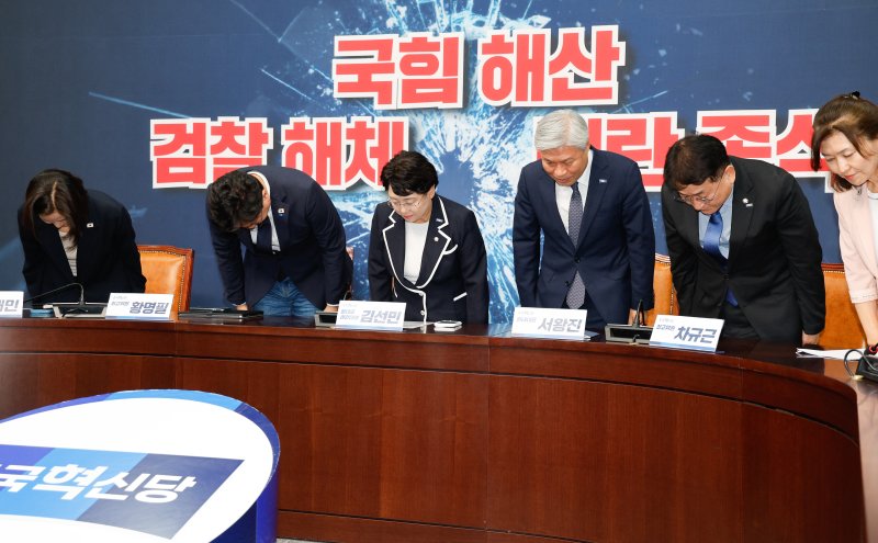 김선민 조국혁신당 대표 권한대행과 의원들이 11일 오후 서울 여의도 국회에서 조국 전 대표 8·15 광복절 특별사면에 대한 입장을 밝히기 앞서 인사하고 있다. 2025.8.11/뉴스1 ⓒ News1 안은나 기자