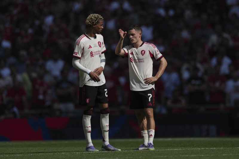 [런던=AP/뉴시스] 잉글랜드 프로축구 프리미어리그(EPL) 리버풀의 위고 에키티케(왼쪽), 플로리안 비르츠. 2025.08.10.