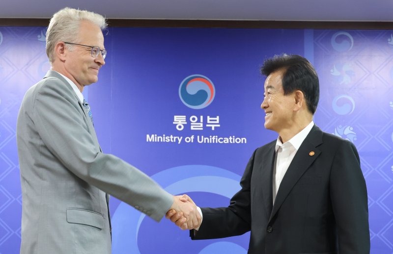 정동영 통일부 장관과 칼울르프 안데르손 주한스웨덴대사가 지난 11일 서울 종로구 정부서울청사에서 열린 접견에 앞서 악수하고 있다. 뉴시스