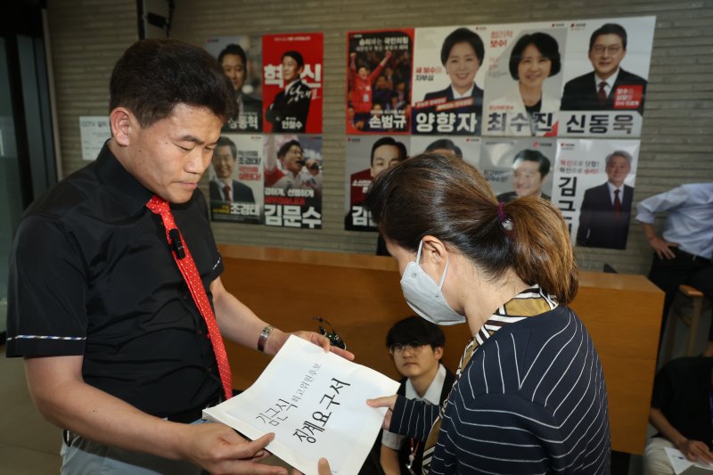 대구·경북 전당대회 합동연설회에서 '배신자' 야유를 주도한 전한길 전 한국사 강사가 11일 서울 여의도 국민의힘 당사 로비에서 '김근식 최고위원 후보 징계요구서'를 당 윤리위 관계자에게 제출하고 있다. 2025.08.11. /사진=뉴시스