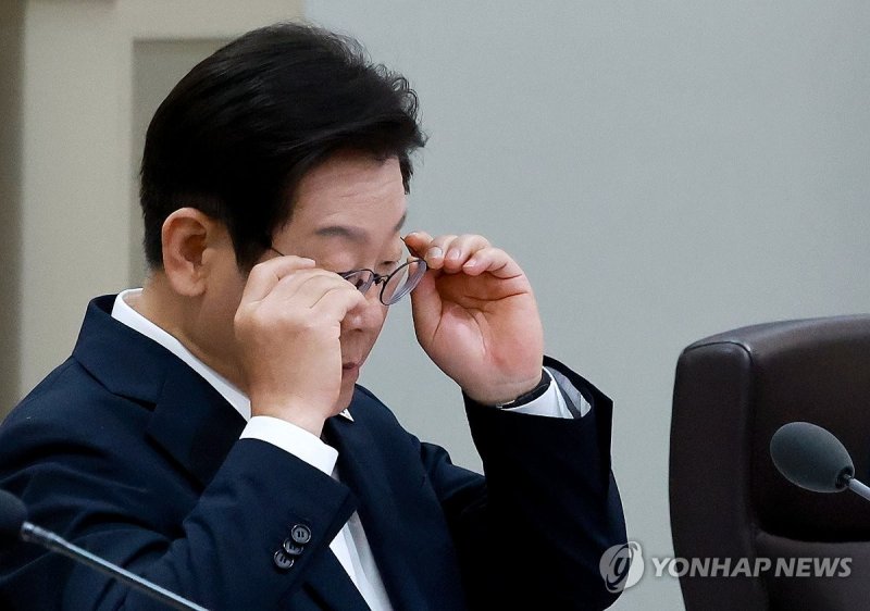 의안 심의 전 안경 바꿔 쓰는 이재명 대통령 (출처=연합뉴스)