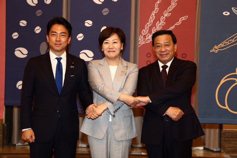 송미령 농림축산식품부 장관(가운데)이 11일 인천 파라다이스 호텔에서 열린 제4차 한일중 2025 바카라사이트회의에서 고이즈미 신지로 일본 농림수산상(왼쪽 첫번째), 한쥔 중국 2025 바카라사이트농촌부 부장과 함께 기념촬영을 하고 있다. 농림축산식품부 제공