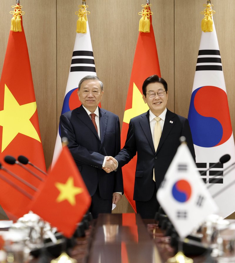 이재명 대통령과 또럼 바카라사이트 카지노사이트 당서기장이 11일 서울 용산 대통령실 청사에서 열린 한·바카라사이트 카지노사이트 확대 정상회담에 앞서 악수하고 있다. 양국 정상은 이날 회담에서 오는 2030년까지 교역규모를 1500억달러로 늘리고 미래전략 분야 협력도 확대해 나가기로 했다. 연합뉴스