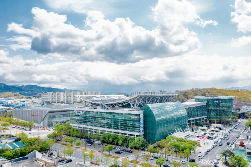 엑스코가 창립 30주년을 맞아 글로벌 마이스(MICE) 허브로 도약한다. 사진은 엑스코 전경 엑스코 제공