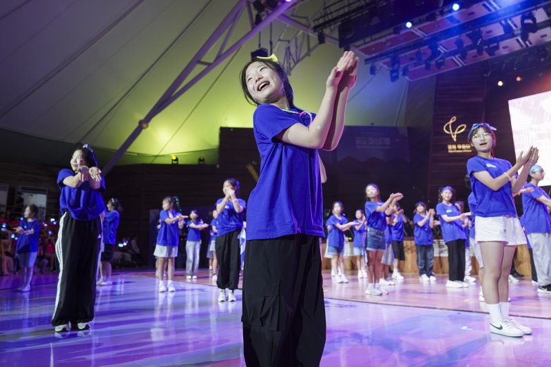 꿈의 예술단 산하 꿈의 무용단 단원이 지난 7일 합동 공연에서 페스티벌 주제가 '나의 내일을'에 맞춰 춤을 추고 있다.