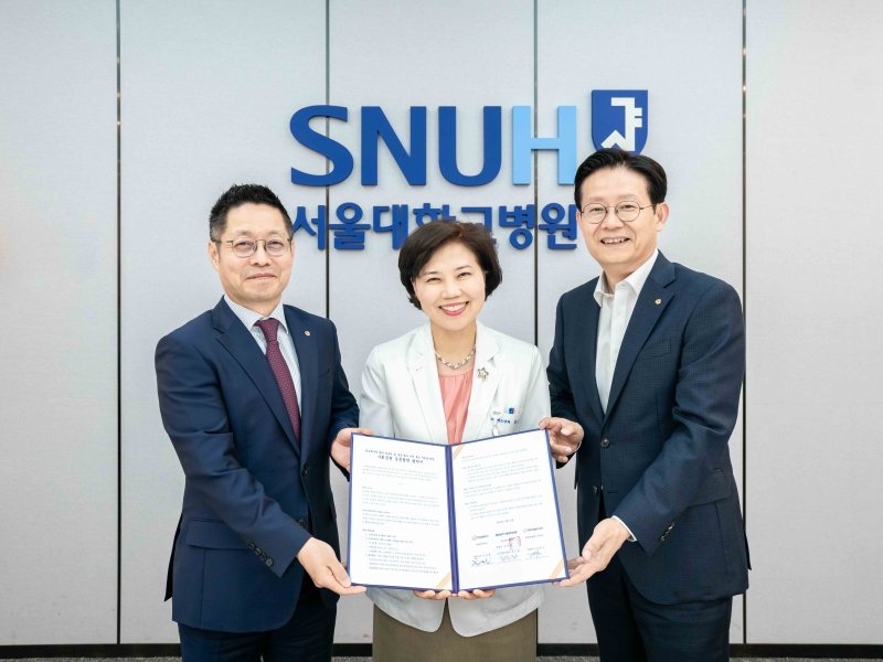 한화갤러리아와 한화호텔앤드리조트는 지난해 5월 서울대학교병원과 '쉬어가도 괜찮아' 프로젝트를 위한 업무협약을 맺었다. 왼쪽부터 김영훈 한화갤러리아 대표이사, 최은화 서울대 어린이병원장, 김형조 한화호텔앤드리조트 대표이사.