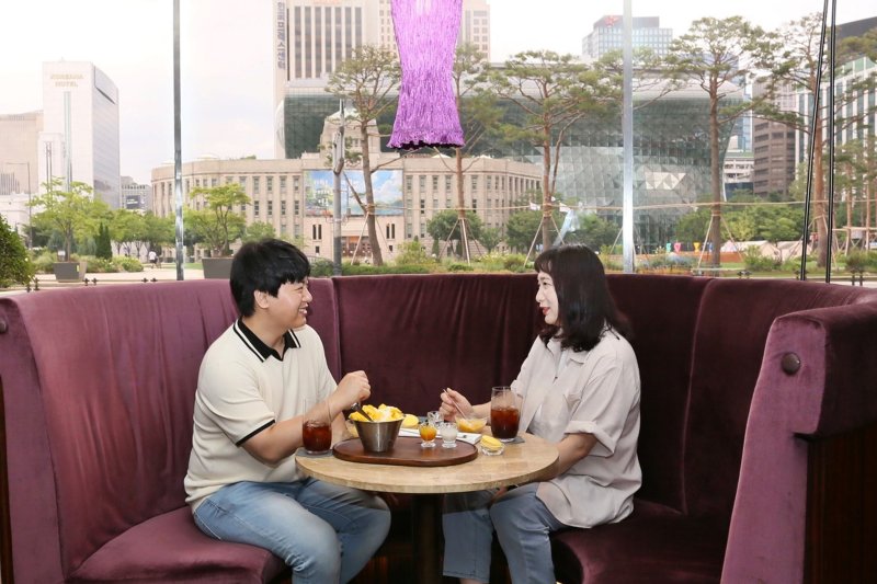 '쉬어가도 괜찮아' 프로젝트에 참여한 중증 환아 보호자인 김형민씨 부부가 더플라자에서 4년만의 휴식을 즐기고 있다.