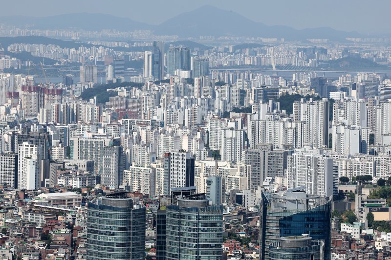 수도권 주택담보대출을 6억원 한도로 제한하는 6·27 바카라사이트 검증이 발표되고 서울아파트값 상승세가 6주 만에 다시 꿈틀대는 양상을 보이고 있다. 정부 공인 시세 조사기관인 한국부동산원 통계로 8월 첫째 주 서울 아파트값은 0.14% 올라 상승 폭이 직전주(0.12%) 대비 0.02%P 확대됐다. 사진은 지난 10일 남산에서 본 서울시내. /사진= 연합뉴스